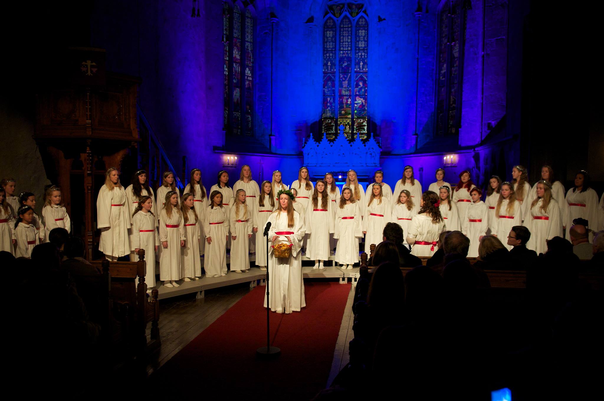 Jentekoret under den tradisjonelle Luciakonserten i Bergen domkirke. 