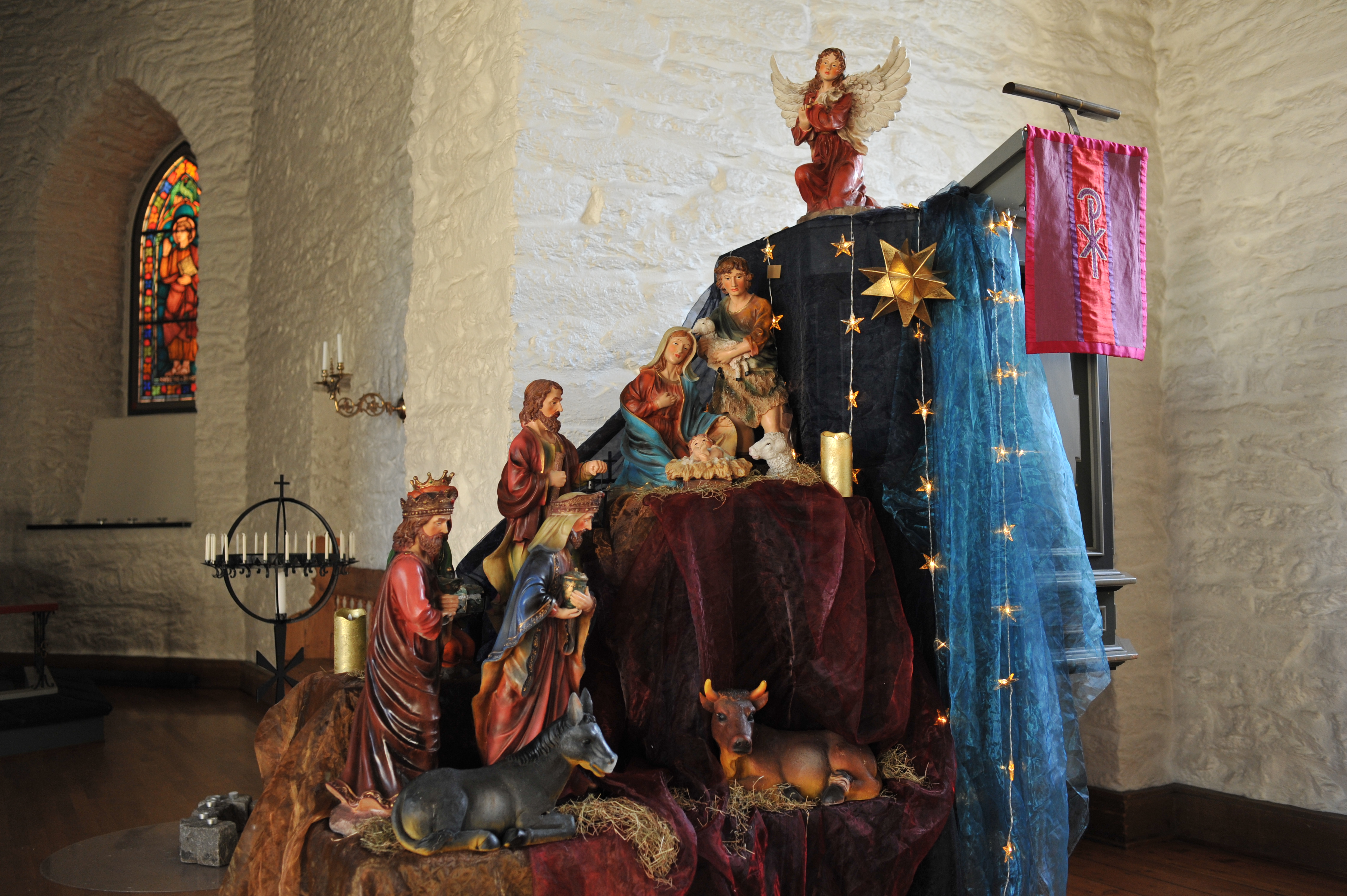 2 år: JULESKATTEN- Krybbevandring i kirken