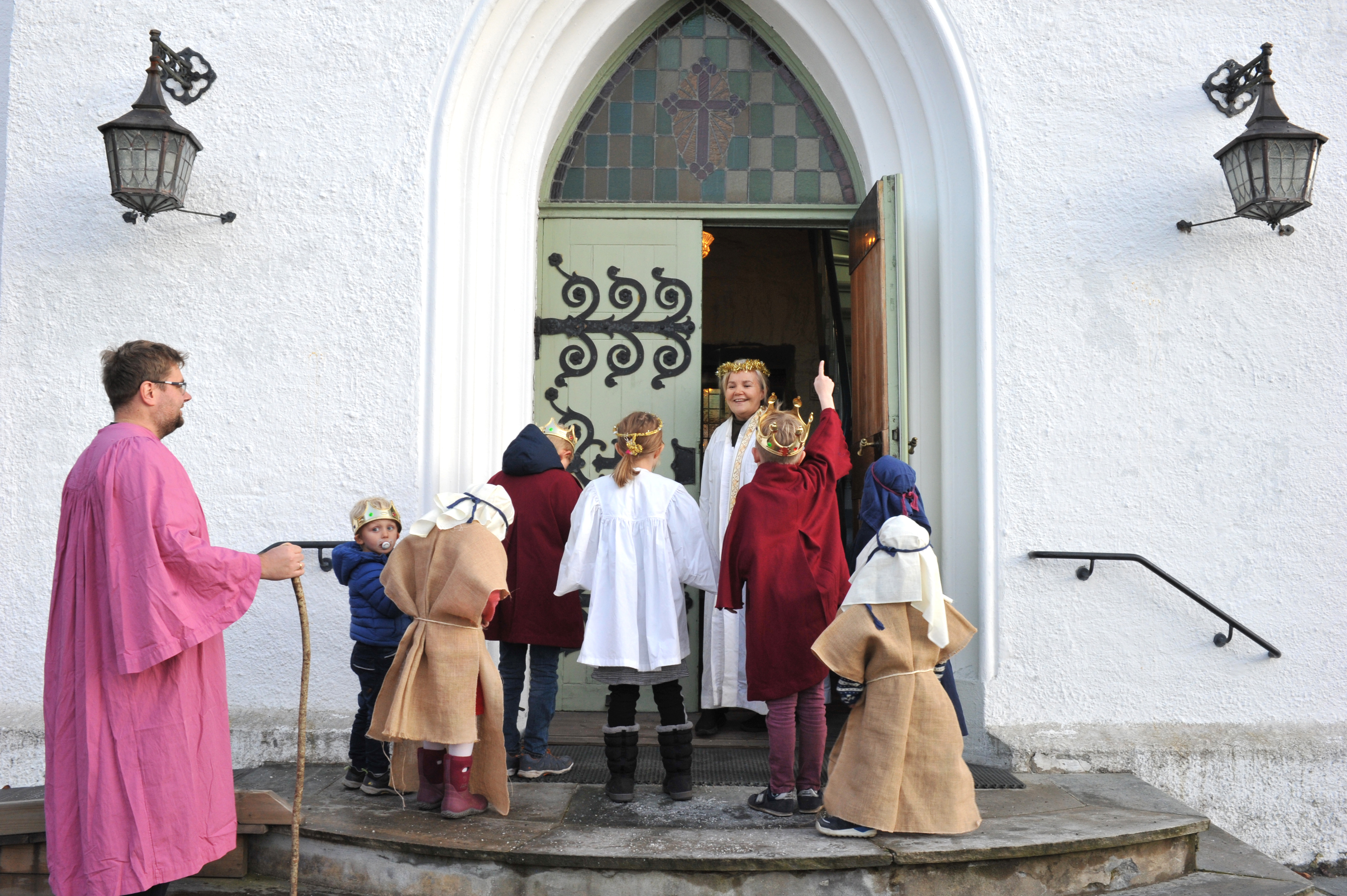 I gudstjenestens første akt er det advent og jul. Ut av nattens mørke hilser englene oss med julenattens lovsang: Gloria in Excelsis! Ære være Gud i det høyeste! 