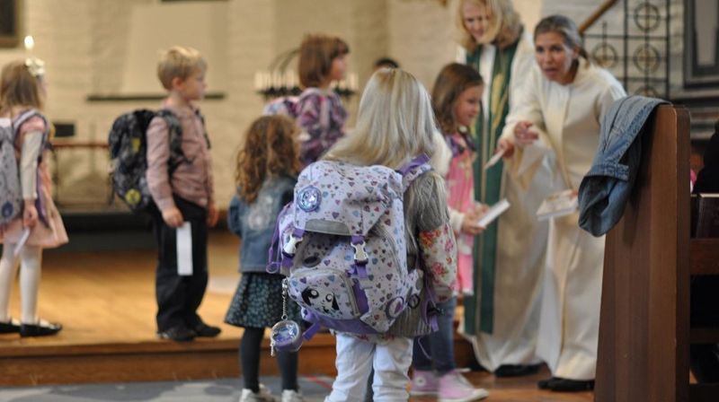 Bilde fra skolestartgudstjeneste der 6-åringer mottar en barnebibel.