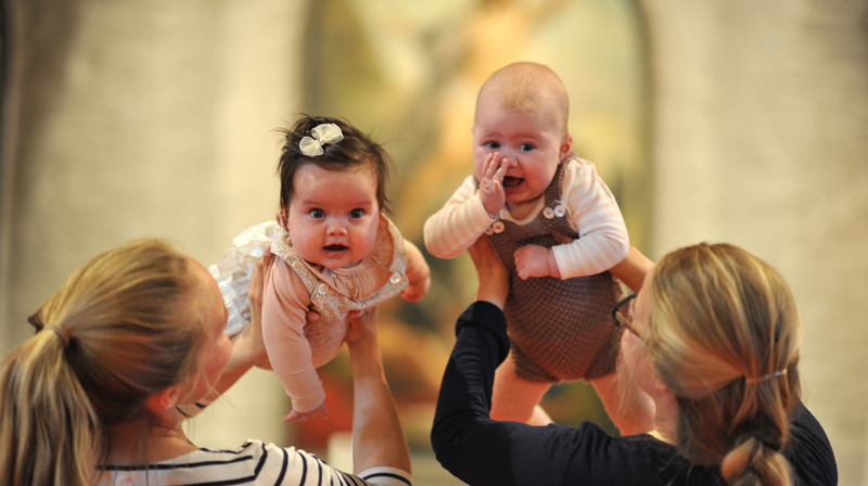 Babysang i Birkeland kirke er kjekt for både barna og foreldrene. Foto: Gyrid Cecilie Nygaard.