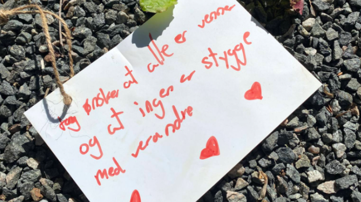 På en av lappene som har hengt på ønsketreet utenfor Fana kulturhus er det formulert et ønske om at alle skal være snille med hverandre og være venner.