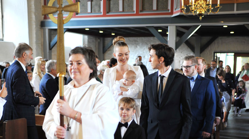 Vanligvis er det prosesjon på høytidsgudstjenester med dåp eller på vielser. Korset går alltid fremst.