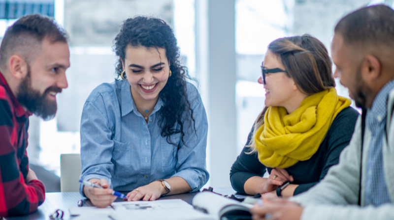 Menighetsrådet samles 1 gang i måneden til møte. Foto: canva.com