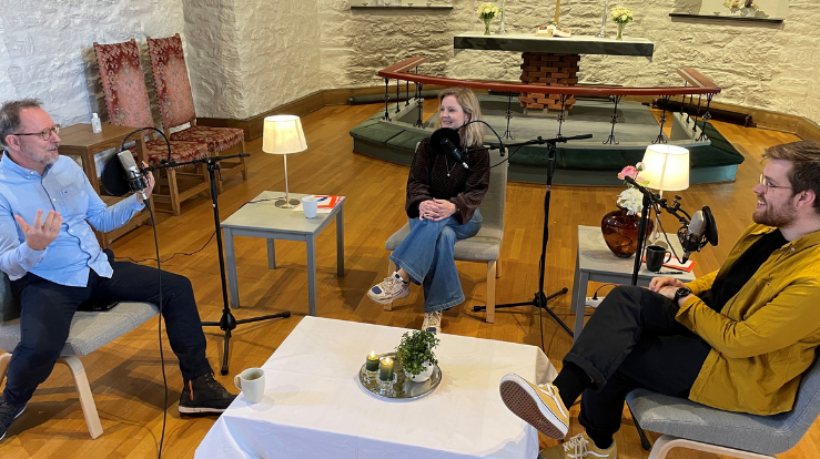 Fra studio i kirken. Frode Thuen pratet engasjert om koronapandemien og hvordan dette året har påvirket ungdommene. Foto: Ketil Seime. 
