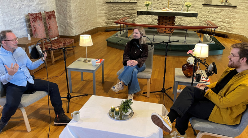 Fra studio i kirken. Frode Thuen pratet engasjert om koronapandemien og hvordan dette året har påvirket ungdommene. Foto: Ketil Seime.