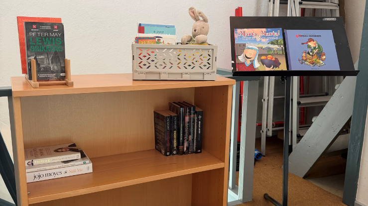 I bokhyllen på galleriet vil det være bøker i alle sjangre og til alle aldersgrupper. 