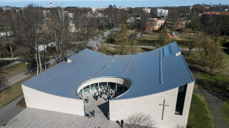EN FLOTT KNy KIRKE: Kirken i Mustamäe er et flott syn, både fra bakken og oven. Foto: Maria Indrøy Risanger