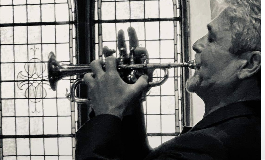 Helge Haukås er gjestesolist på trompet under årets første lunsjkonsert. 