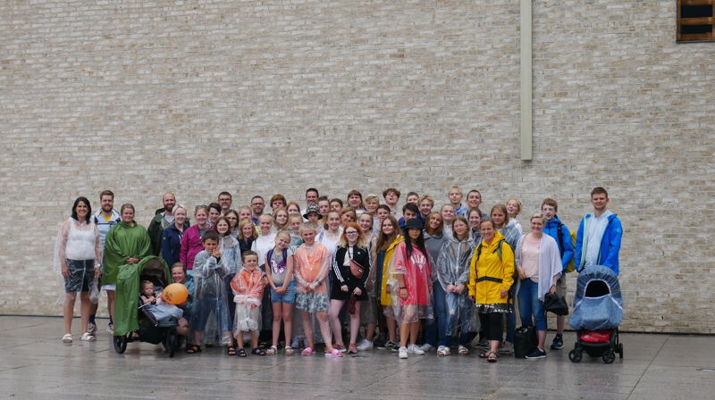 Ungdommer og ledere fra Birkeland, Sædalen og Os menigheter samlet i Mustamäe. Foto: Anna Skjælaaen.
