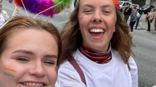 Selfie fra PRIDE-paraden i Bergen sentrum. Her deltok flere tusen mennesker i marsjen som markerer et av høydepunktene under de årlige regnbuedagene. Fra venstre Ellen og Marie. 