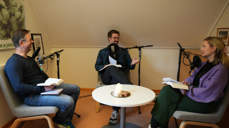 Crewet i Søndagspodden i aksjon. Her samtaler Andreas og Gyrid Cecilie med prest Leidulf Øy. Ketil Seime, lydmann, sitter ved miksepulten og sørger for god lyd. Foto: Ketil Seime.