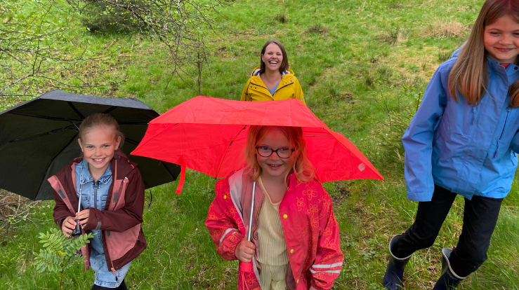 Miriam (5), Eva (8) og Mari Elida (9) ser frem til at det blir bygget ny kirke. – Det må være god plass, sier Mari Elida. Mor Mia Alida Sørbø er styreleder i menigheten og sitter i juryen som skal velge kirkebygg. Foto: Astrid Dalehaug Norheim.