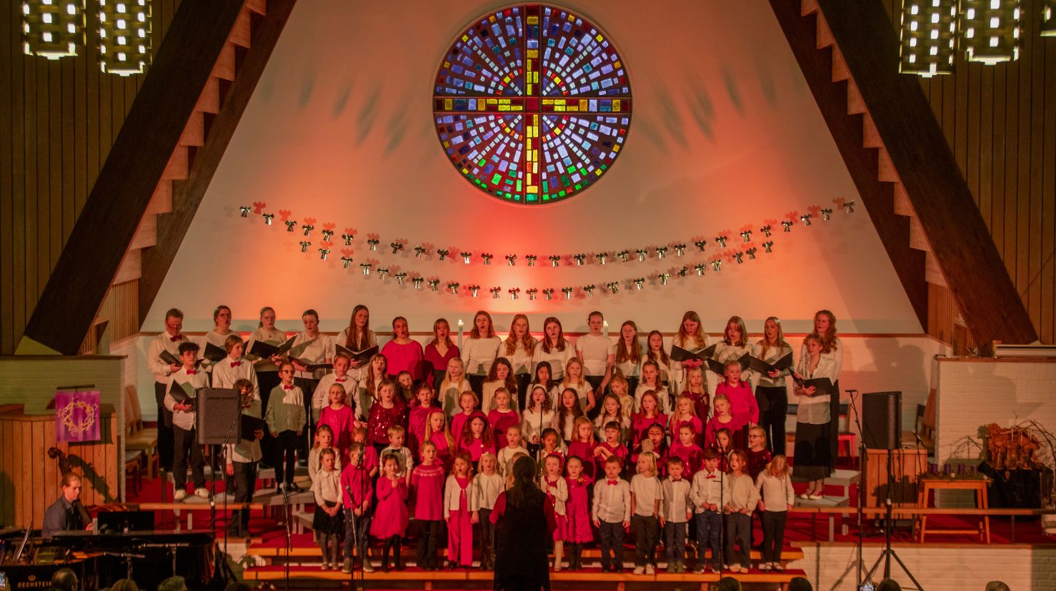 Biskopshavn og kantor Tonje Eriksen driver en stor korskole i Bergen, og har en rekke konserter hvert år. Her er fra julekonserten i 2023. Alle foto av Korskolen: Morten Sæle