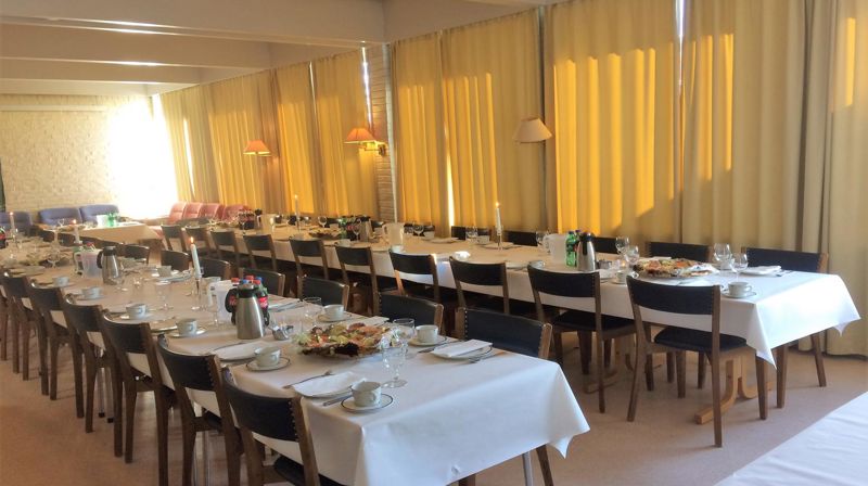 Foto av småsalen, med dekket langbord.