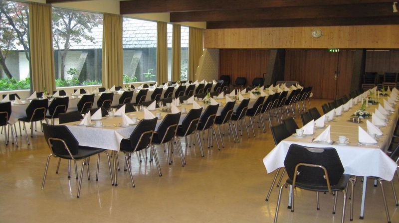 Foto av storsalen med dekket langbord.