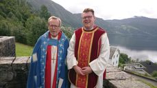 Håkon Økland Kinsarvik sammen med biskop Halvor Nordhaug. (Foto: Dag Sunnanå)