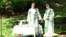 – Takk for alt du har beriket Eidsvåg med, sa sogneprest Børge Ryland (til venstre) under avskjedsgudstjenesten for Johnny Leikvoll Drabløs (til høyre). Foto: Henning Andreassen