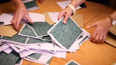 Sortere stemmesedler Foto Den norske kirke - Kirkerådet
