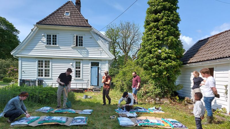 Fra Ora et labora-samlingen som ble holdt våren 2025, med potetdyrking i hagen.