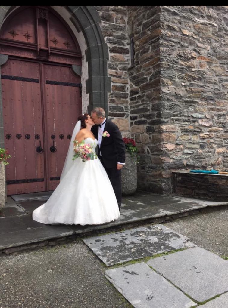 Brudepar utenfor Fana kirke - Foto: privat