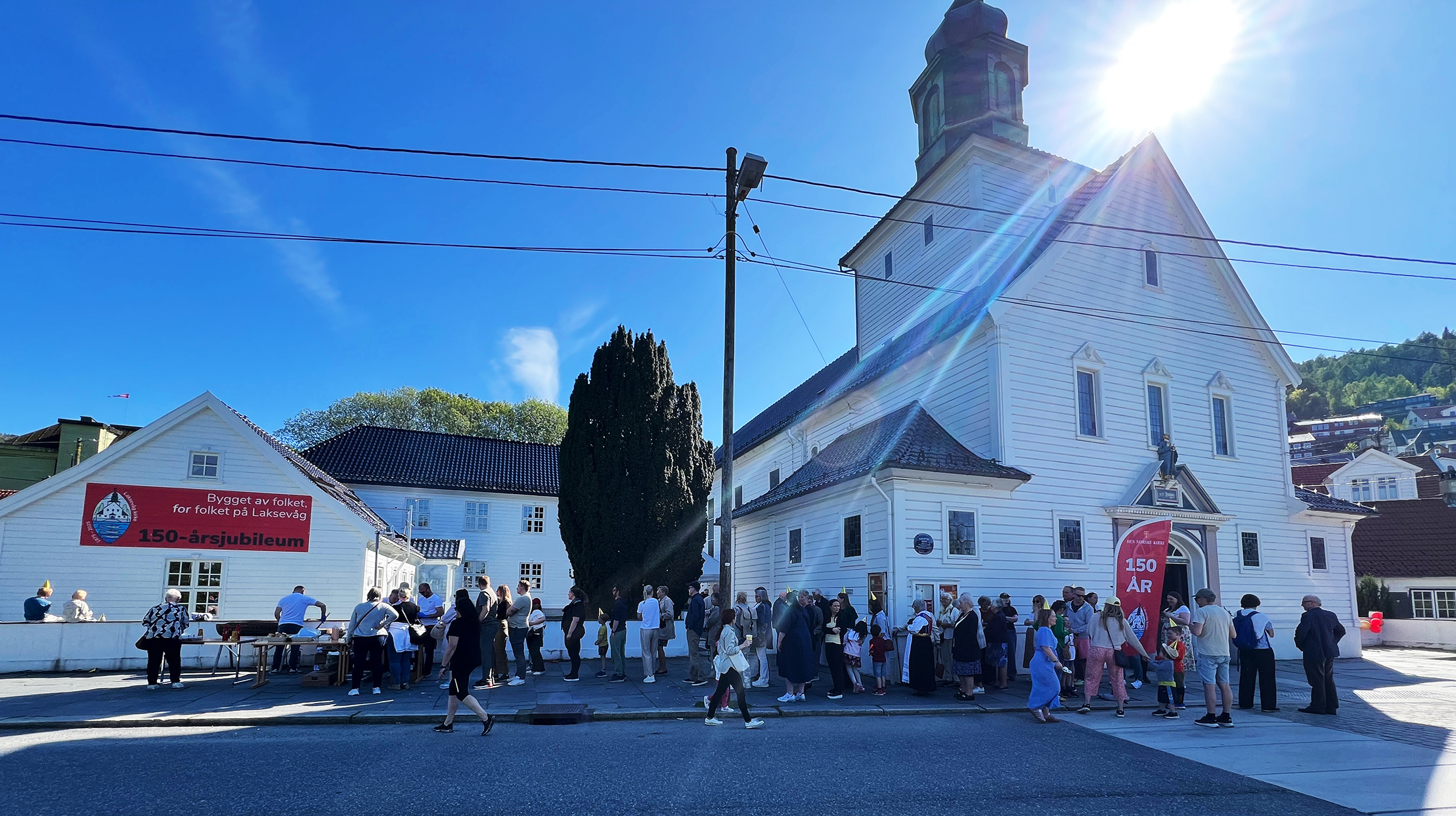 Folket stod gladelig i kø for den deilige grillmaten gjengen fra Lyst&Fryd delte ut (foto Øyvind Zahl)