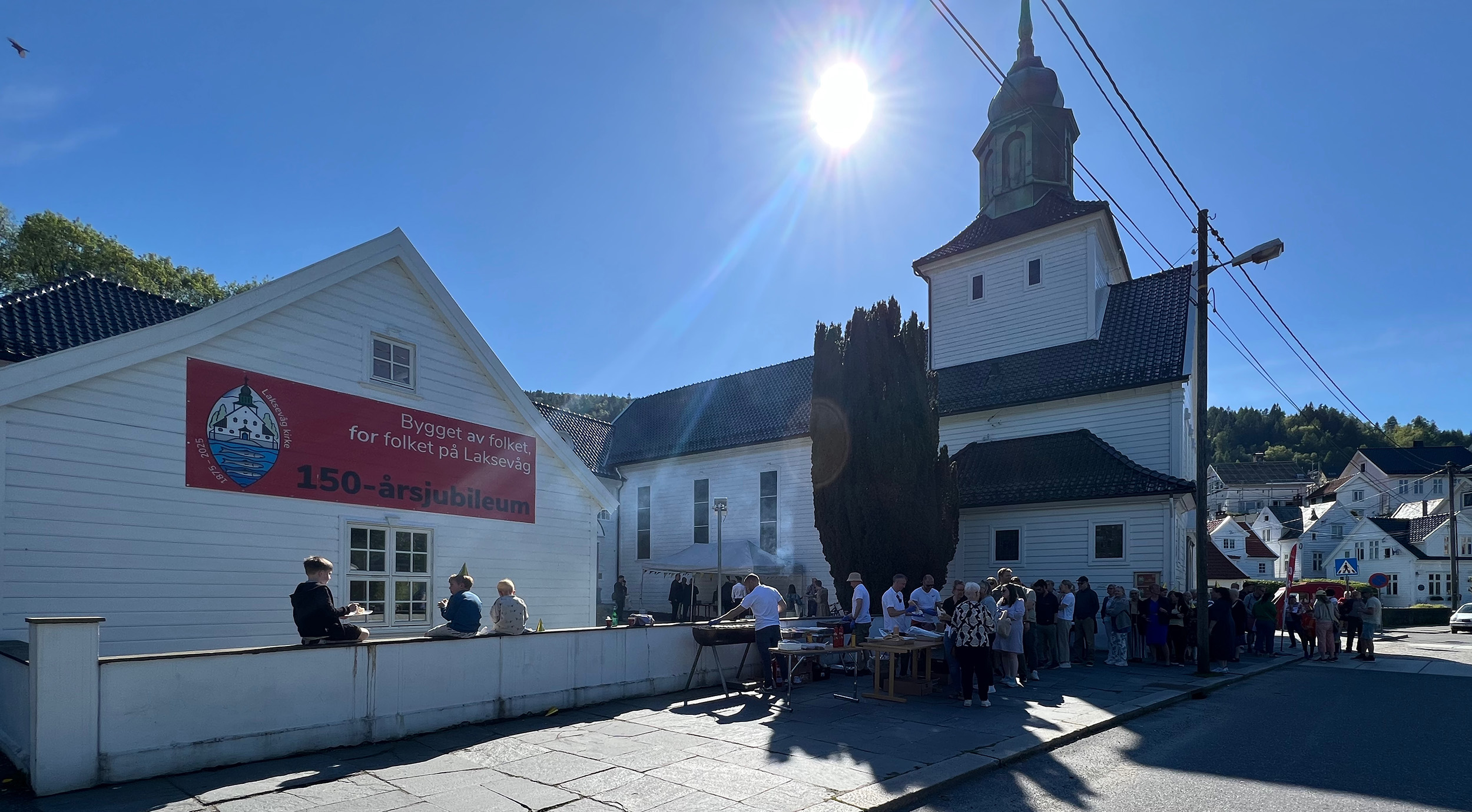 Lang kø til deilig grillmat utenfor Laksevåg kirke.