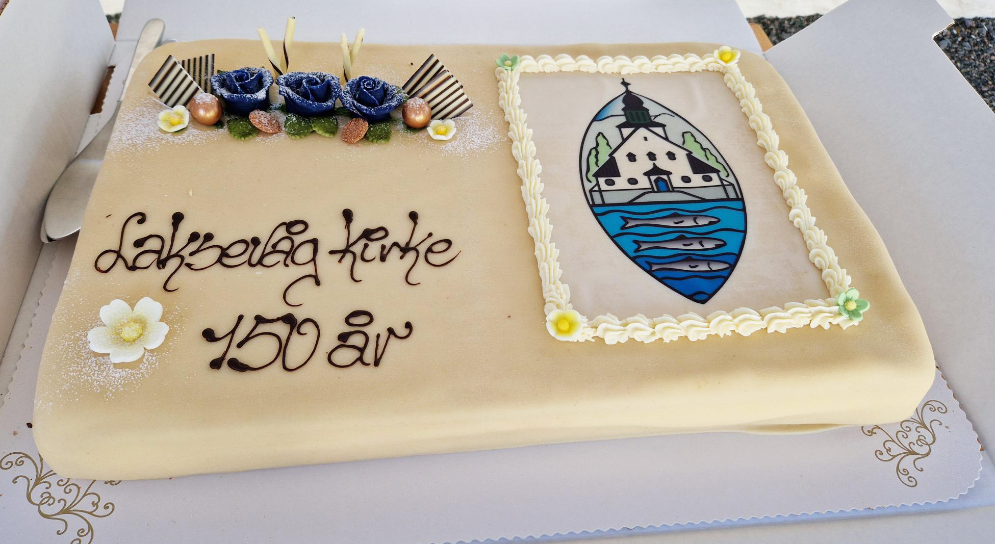 Kake med bilde av kirken.