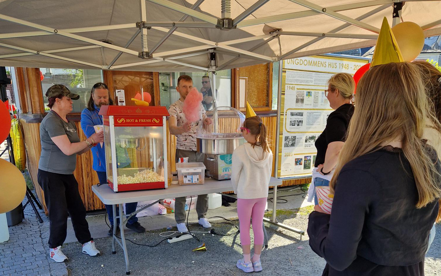 Bilde av kø til popcorn og sukkerspinn.