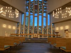 Landås kirke har gjennomgått omfattende renovering og framstår nå nærmere arkitektens opprinnelige ønske. Nye benker og nytt gulv er på plass. Foto: Elisabeth J. Erve Heimset