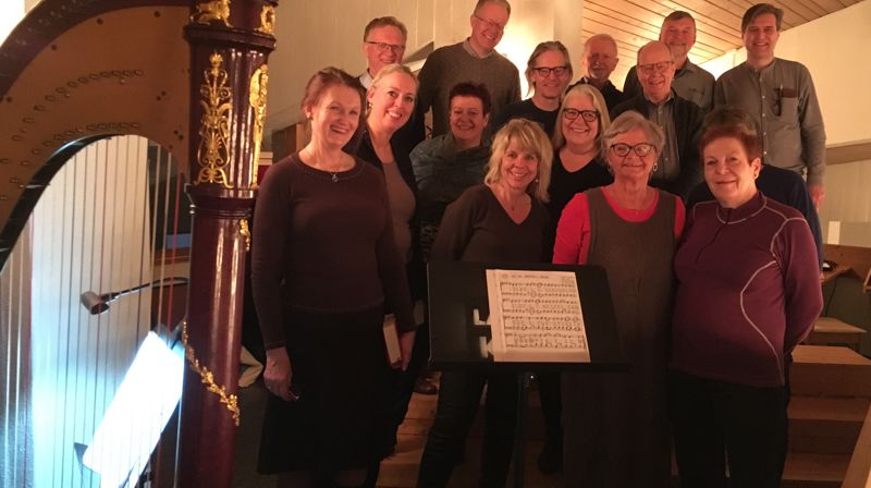 Kirkekoret og musikerne gleder seg til å musisere sammen på radio.