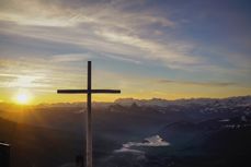 Ill.bilde kors på fjell