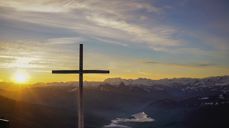 Ill.bilde kors på fjell