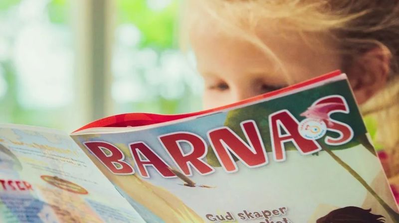 Jente som les i bladet «Barnas»
