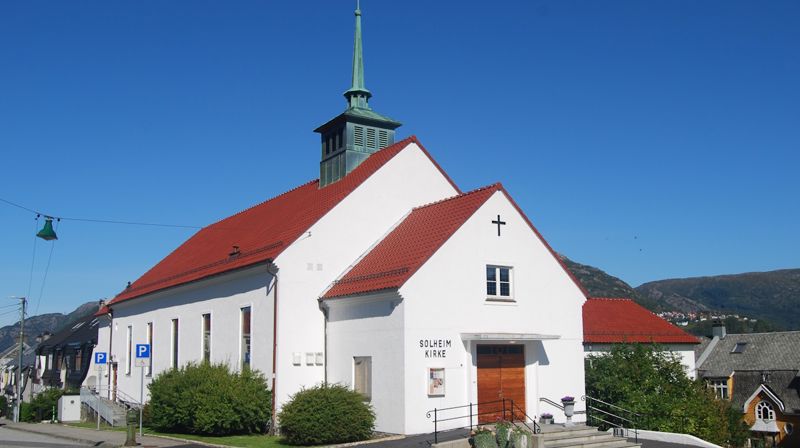 Solheim kyrkje, «kyrkja på fortauet»