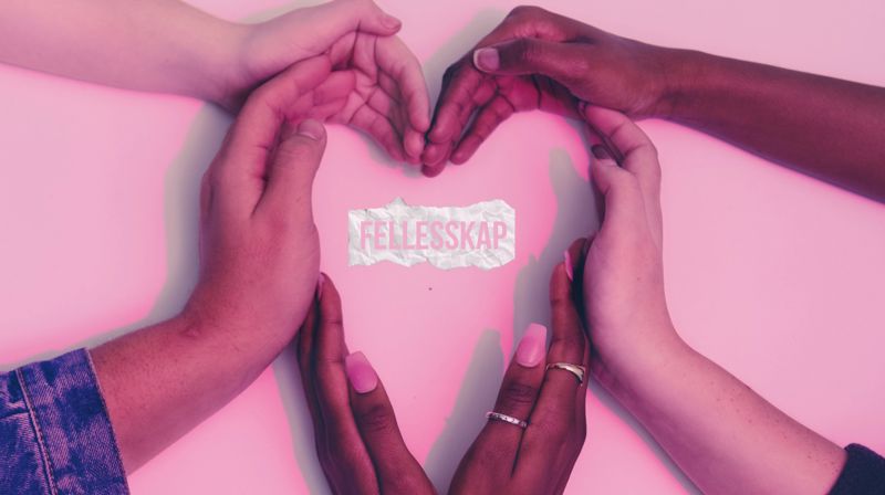 Fleire hender som saman formar eit hjerte, med ordet «fellesskap» i midten, rosa fargetone over det heile