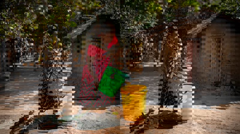 Bønder som benytter seg av moderne jordbruksteknologi, slipper å hente vann i brønner og elver så ofte. Foto: Kirkens Nødhjelp