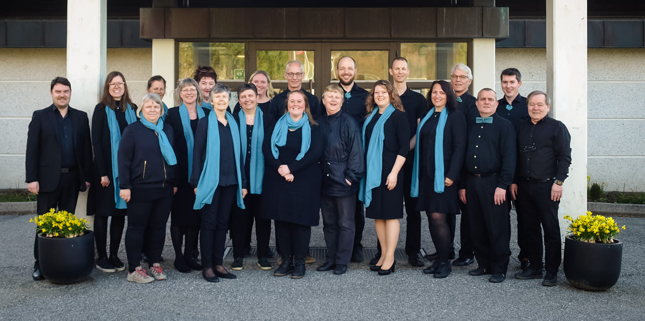 Medlemmene i Colla Voce stilt opp utenfor Olsvik kirke