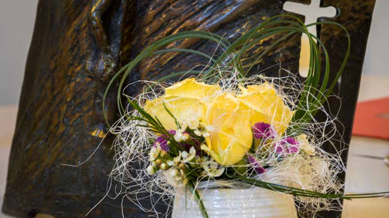 Blomsteroppsats på alteret i Olsvik kirke