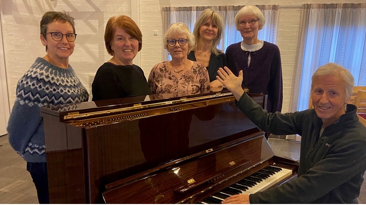 Lederteam : Marion Hammer, Tove Brekke, Aud Hatlevik, Mette Baarøy, Ellen Fasmer  Ved pianoet:  Dirigent Jan Tufteland.  Jan er utdannet musiker med fløyte som spesialitet.