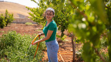 Foto: Kirkens Nødhjelp. På bildet ser vi 15 år gamle Rachelle El Debs. Området hun bor i har vært uten vann i 40 år, men takket være midler fra Kirkens Nødhjelps fasteaksjon har landsbyen fått tilgang til rent vann.