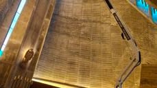 For å bytte av lyskilder i taket på kirken måtte Akasia inn med en stor lift