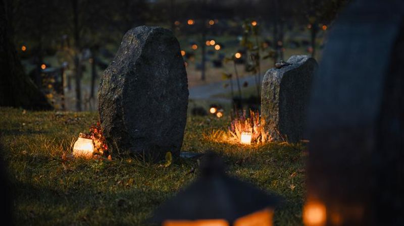 Lys på kirkegården. Foto Helene Moe Slinning