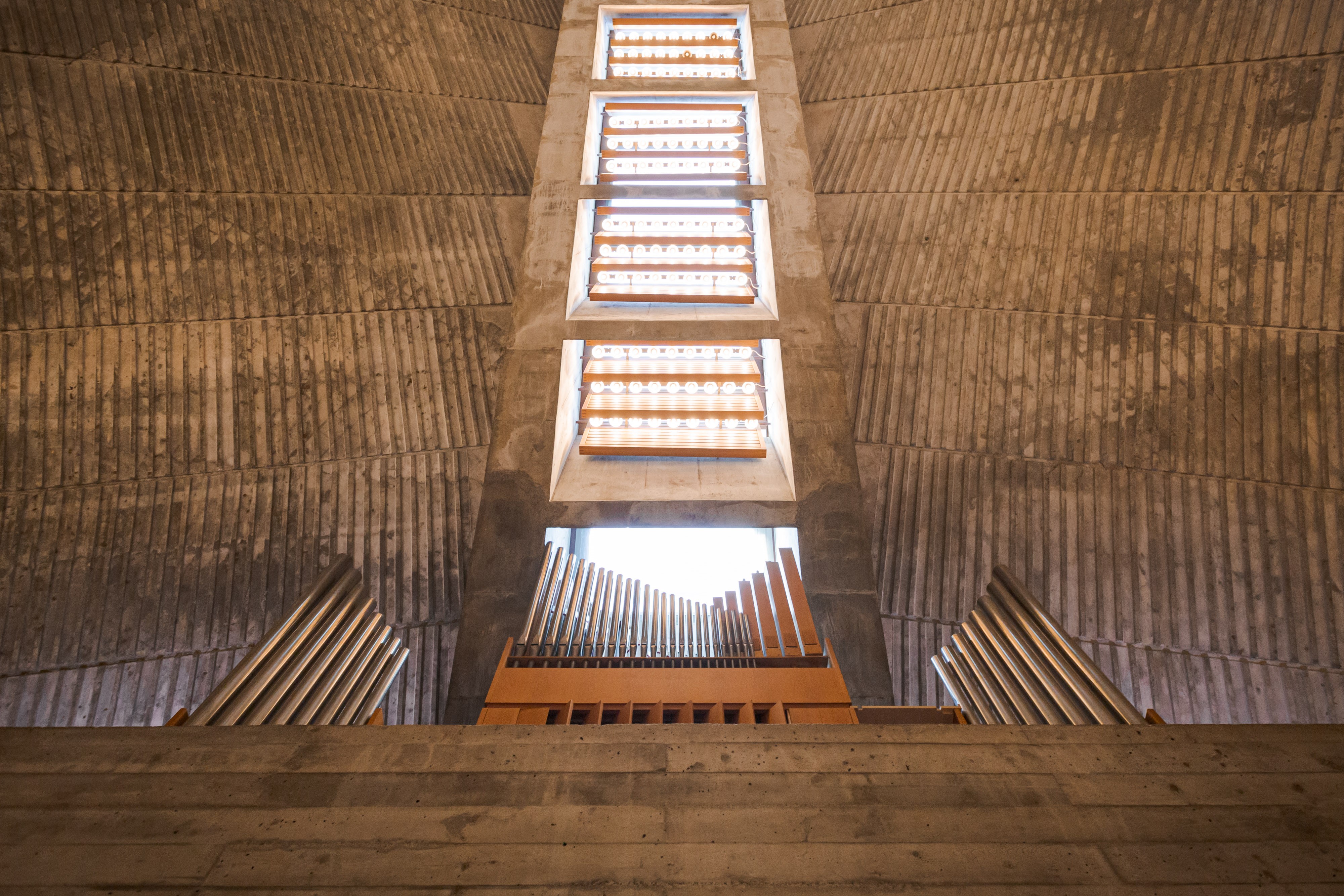 På bildet ser vi orgelet i Slettebakken kirke, sett fra kirkegulvet. Foto Lars Kristian Steen