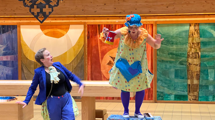 Antrekket blir nok et annet når prestestudent Kristin Trætteberg skal ha gudstjenester i Søreide kirke. Her er hun t.v. som klovn i en forestilling i jubileumsuken for Søreide kirke 50 år, sammen med sin søster Sigrid Trætteberg Fahlvik.