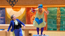 Antrekket blir nok et annet når prestestudent Kristin Trætteberg skal ha gudstjenester i Søreide kirke. Her er hun t.v. som klovn i en forestilling i jubileumsuken for Søreide kirke 50 år, sammen med sin søster Sigrid Trætteberg Fahlvik.