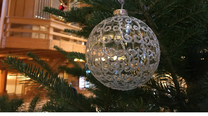 Den 12. januar kan du få gå rundt juletreet i Søreide kirke.