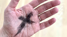 På askeonsdag kan du få tegnet et kors i hånden eller på pannen.