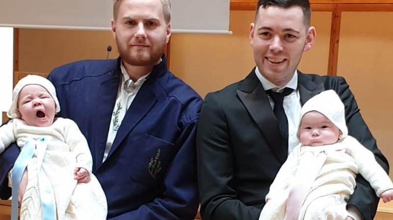 Tvillingene Storm og Emilie på dåpsdagen i Søreide kirke. Foto: PRIVAT