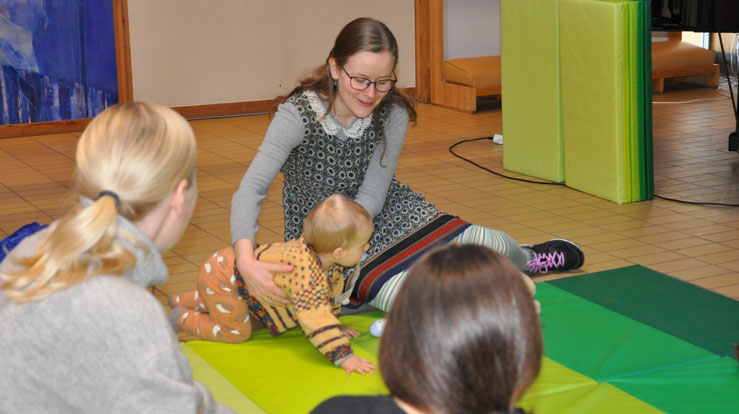 Ingvild Aurlund Lossius har ansvar for babysangen hver onsdag i Søreide kirke. (Foto: Thomas Lossius)